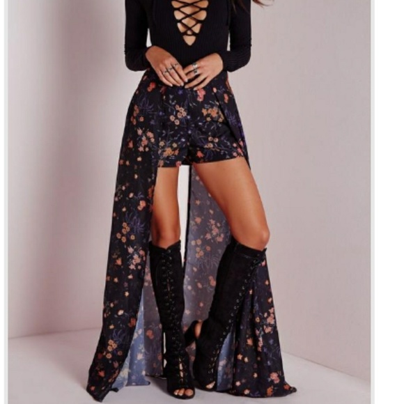 Missguided Pants - MISSGUIDED • NWOT • Floral flowy shorts